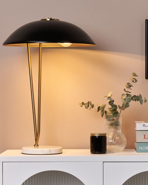 Dekorative Tischleuchte mit Lampenschirm und Marmorfuß auf Kommode