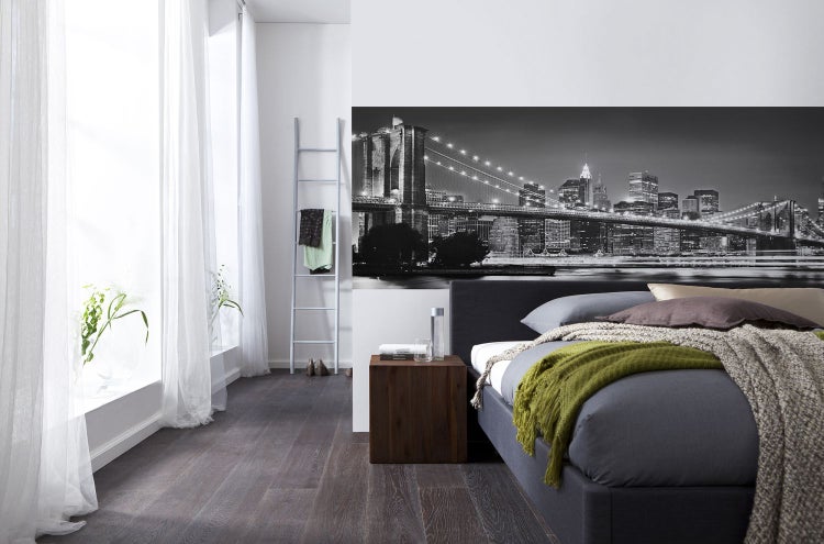 Schlafzimmer mit Fototapete von New York, Bett und Fenster mit Vorhängen