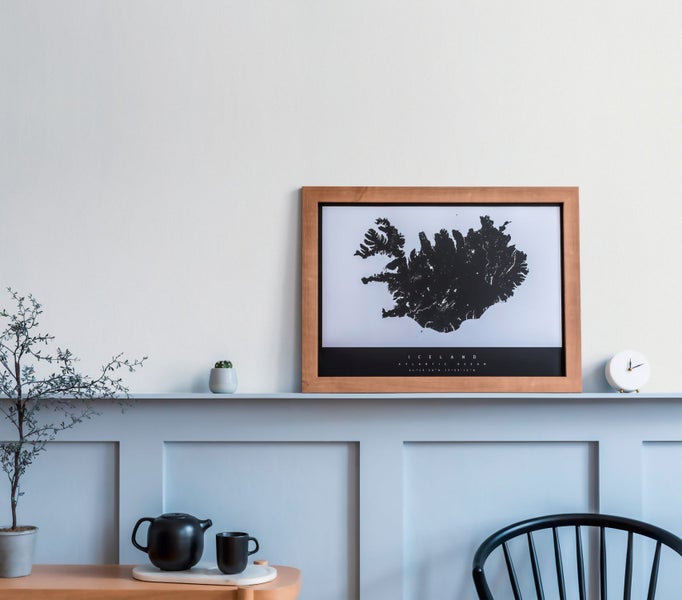 Dekorative Wandgestaltung mit Islandkarte im Rahmen