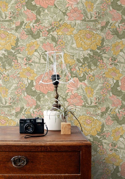 Detailansicht eines Raumes mit Blumentapete, Lampe und Dekorationen auf einem Holzschrank