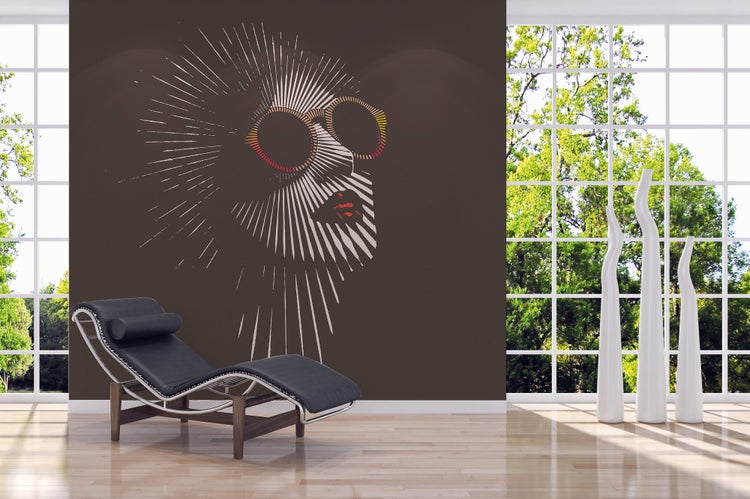 Fototapete mit abstraktem Gesicht aus Linien an brauner Wand in modernem Wohnzimmer mit schwarzer Designerliege und großen Fensterfronten.