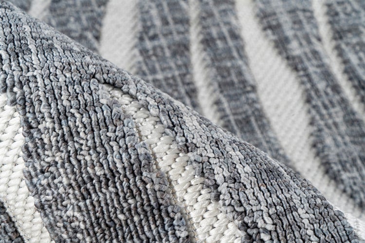 Nahaufnahme eines gewebten Teppichs mit Struktur, Streifenmuster und Schlingenflor.