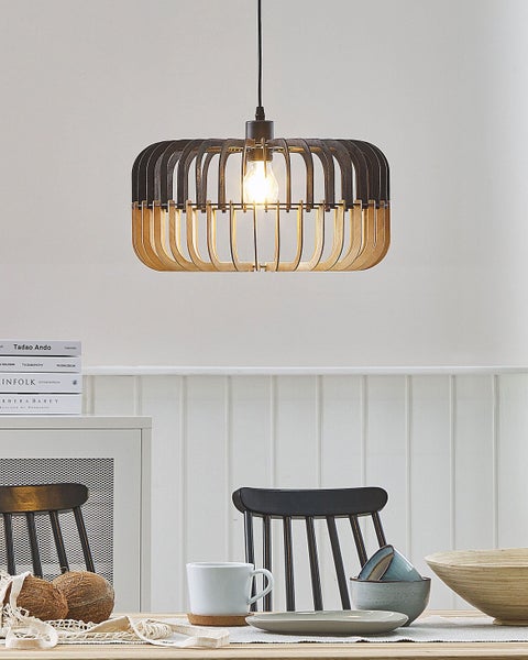 Hängelampe mit Holzdetails über einem Esstisch