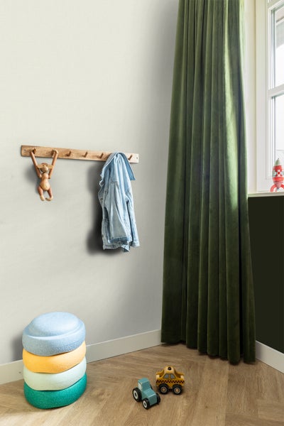 Kinderzimmer mit Garderobe, Stapelhocker und Holzspielzeug