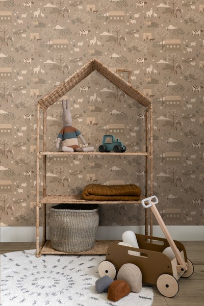 Dekoratives Kinderzimmer mit Regal im Hausdesign, Spielzeug und gemusterter Tapete