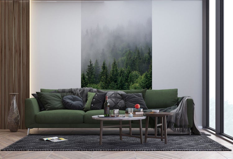 Wohnzimmer mit Sofa, Couchtisch und Wandbild mit Waldmotiv für eine natürliche Wohnatmosphäre