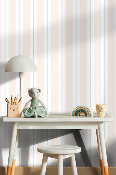 Kinderzimmer mit Kinderschreibtisch, Stuhl, Lampe, Stofftier, Regenbogenspielzeug, Stifte und gestreifter Tapete