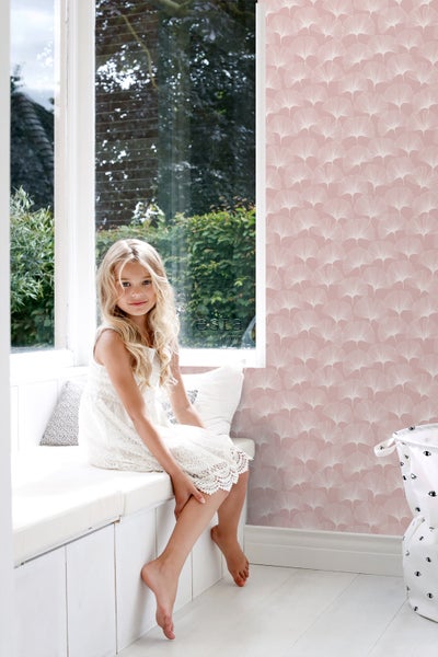 Mädchenzimmer mit rosa Tapete und Ginkgo Muster