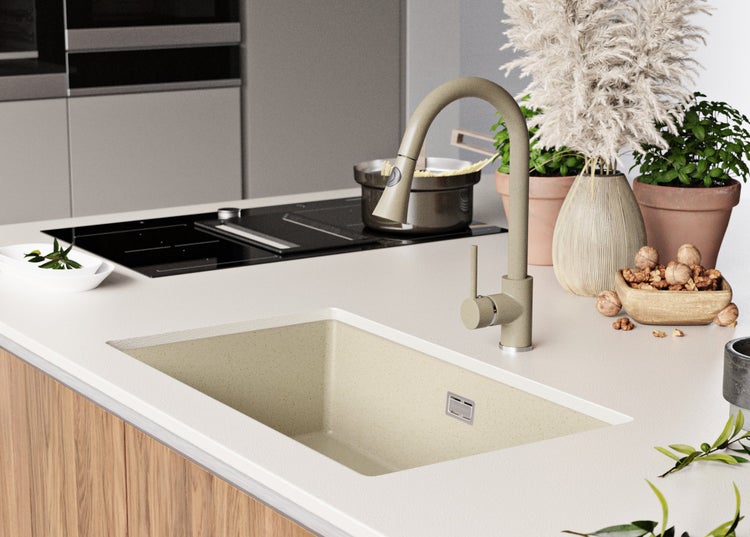 Küchenspüle mit Armatur auf einer Arbeitsplatte