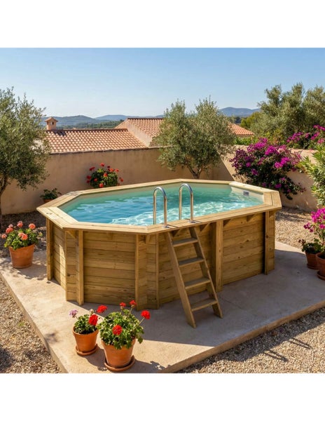 Holzpool mit Leiter und Stahlrahmen im Garten