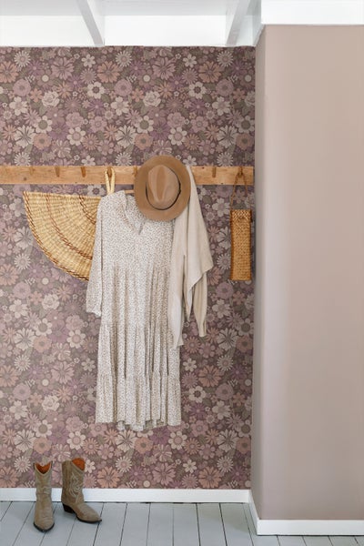 Tapetenrolle mit floralem Muster