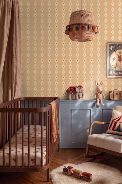 Tapete mit Rautenmuster und Sternenmotiv in einem Kinderzimmer mit Holzregal und Spielzeug