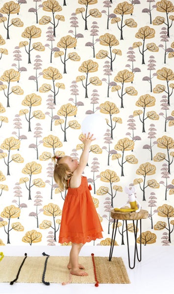 Esszimmer mit Holztisch, Stühlen und dekorativer Pendelleuchte