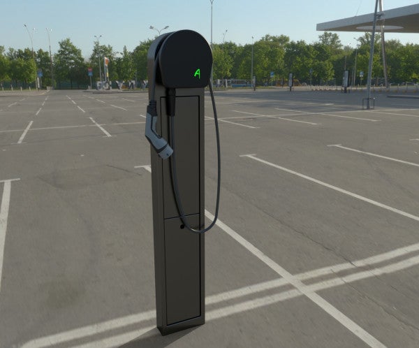 Freistehende Ladestation für Elektroautos auf einem Parkplatz mit integriertem Ladekabel und Typ 2 Stecker.