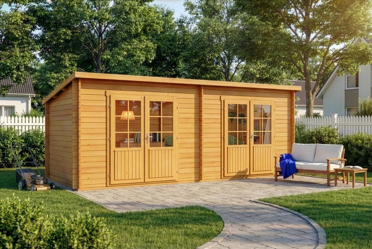 Großes Gartenhaus aus Holz mit Pultdach und zwei Doppelflügeltüren mit Glaseinsatz auf einer gepflasterten Fläche in einem hellen Garten.