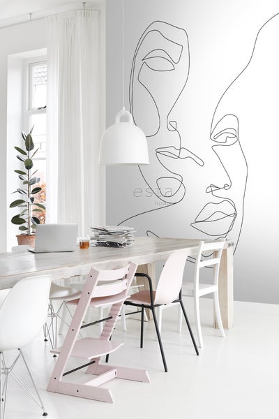 Esszimmer mit Esstisch, Stühlen, Lampe und Wandbild