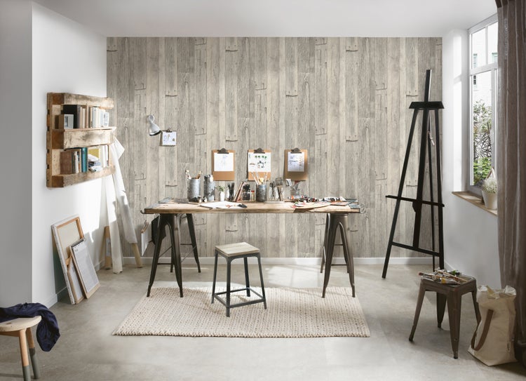 Arbeitszimmer mit Schreibtisch, Stuhl und Wandtapete in Holzoptik