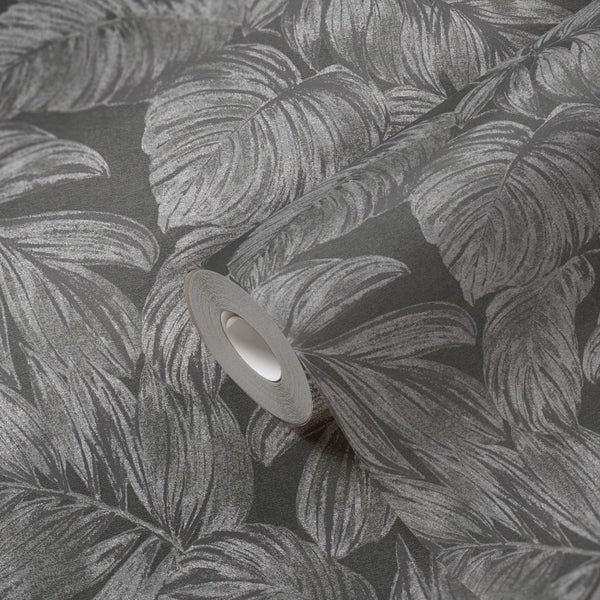 Person hält einen Kopf Weißkohl in einem Gemüsefeld