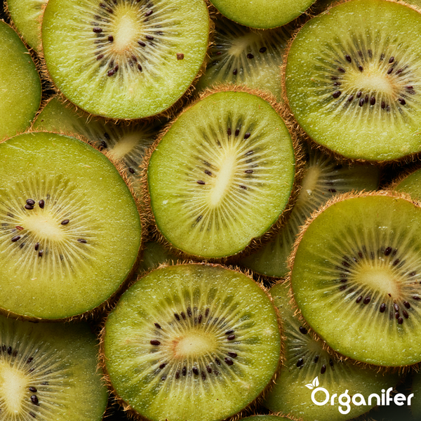 Vorher-Nachher-Vergleich der Kiwi-Ernte mit Organifer. Links kleine, fleckige Früchte, rechts große, gesunde Früchte.
