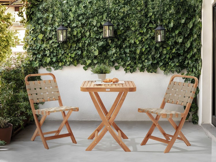 Gartentischgruppe mit zwei Klappstühlen und einem Klapptisch