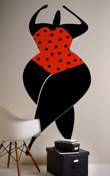 Wandtattoo einer kurvigen Frauenfigur in einem gepunkteten Badeanzug.