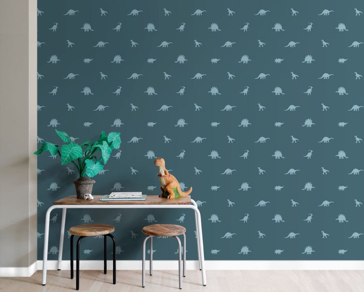 Zimmer mit Dinosaurier-Tapete, Tisch, Dekoration und Hockern.