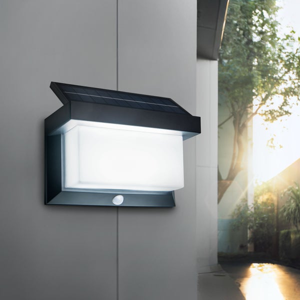 Solarleuchte mit Bewegungsmelder an einer Wand montiert