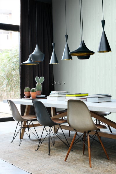 Esszimmer mit Tisch, Stühlen und Pendelleuchten für ein modernes Ambiente