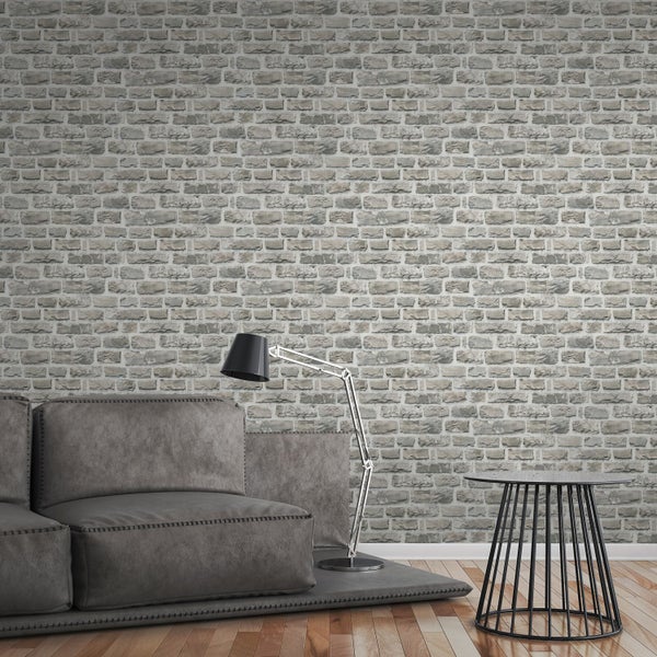 Wohnzimmer mit Mauer-Tapete, Sofa, Stehlampe und Beistelltisch