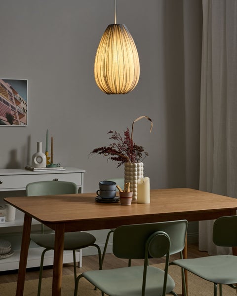 Esstisch mit Dekoration und Hängelampe im Esszimmer