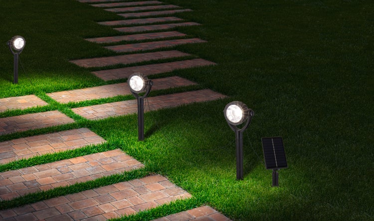 Beleuchteter Gartenweg mit Solarleuchten