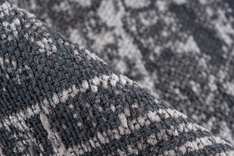 Nahaufnahme eines gewebten Teppichs mit Vintage-Muster und strukturierter Oberfläche.