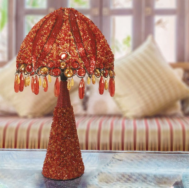 Dekorative Tischleuchte mit Schmucksteinen verziert