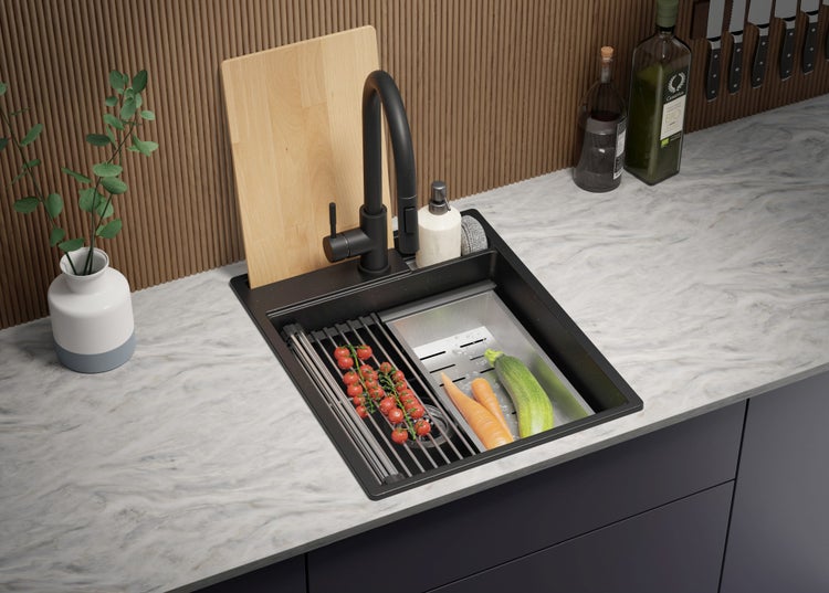 Küchenspüle mit Abtropfgestell, Schneidebrett und Armatur