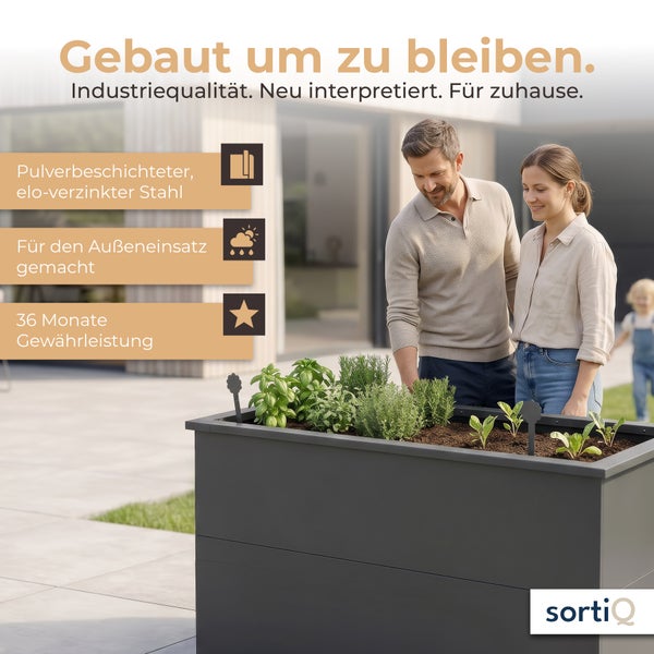 Paar am Hochbeet aus pulverbeschichtetem, elektrolytisch verzinktem Stahl mit Kräutern. Wetterfest, 36 Monate Gewährleistung. sortiQ Logo.