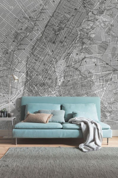 Wohnzimmer mit Sofa und Wandtapete mit Stadtplanmotiv