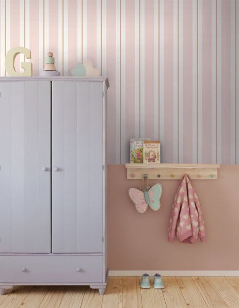 Kinderzimmer mit Kleiderschrank, Wandregal und Dekoration