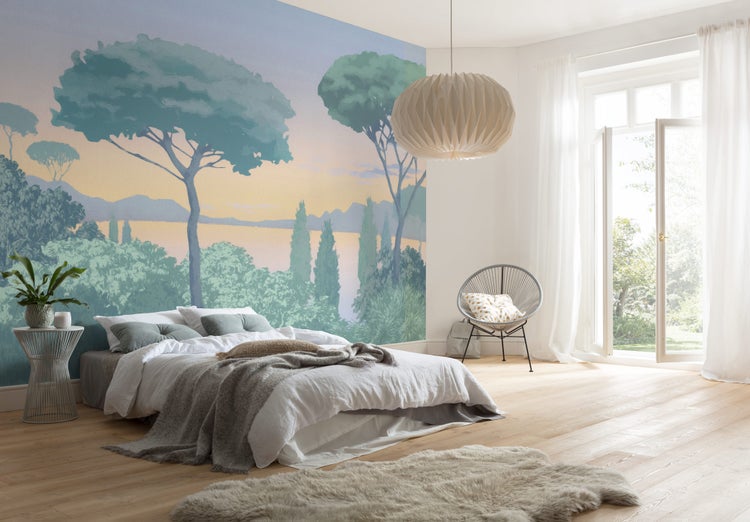 Schlafzimmer mit Wandbild, Bett, Stuhl und Pendelleuchte