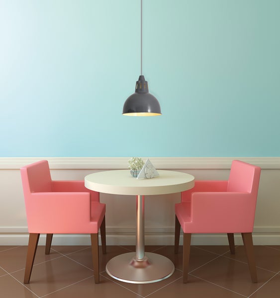 Szene mit Esstisch, Stühlen und Hängelampe