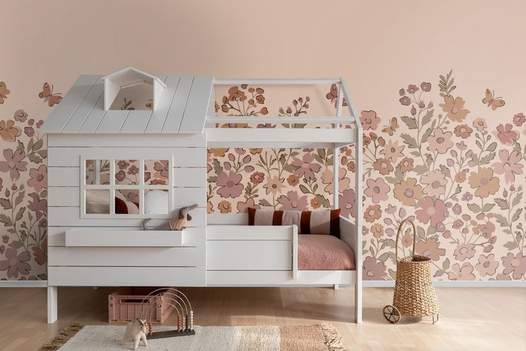Spielbett im Hausdesign mit blumiger Wand im Kinderzimmer