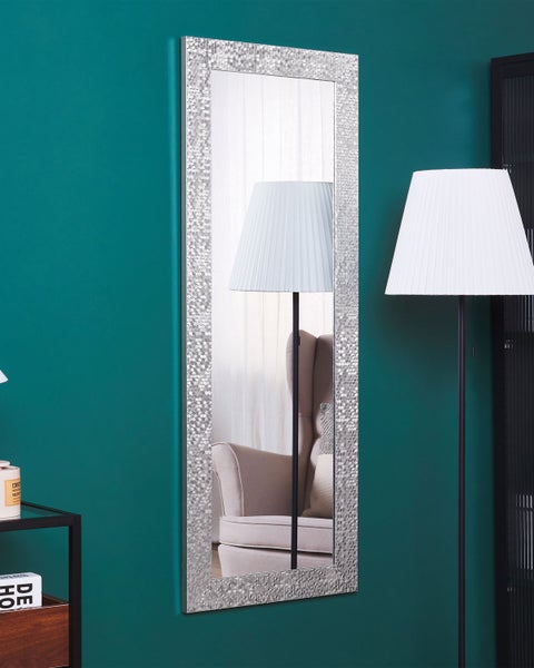 Rechteckiger Ganzkörperspiegel zur Wandmontage mit strukturiertem Rahmen im Mosaik-Design. Reflexion eines Sessels in einem modernen Wohnraum.