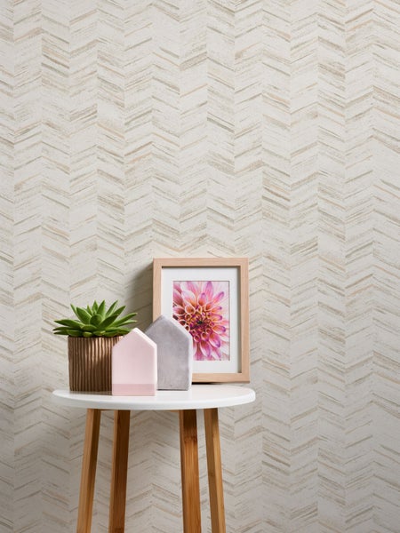 Schwarze Küchenspüle mit Armatur, Schneidebrett und Abtropfgitter