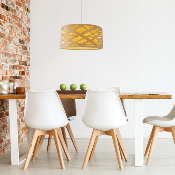 Szene mit Esstisch, Stuhl, Hängelampe und dekorativen Elementen für ein stilvolles Interieur