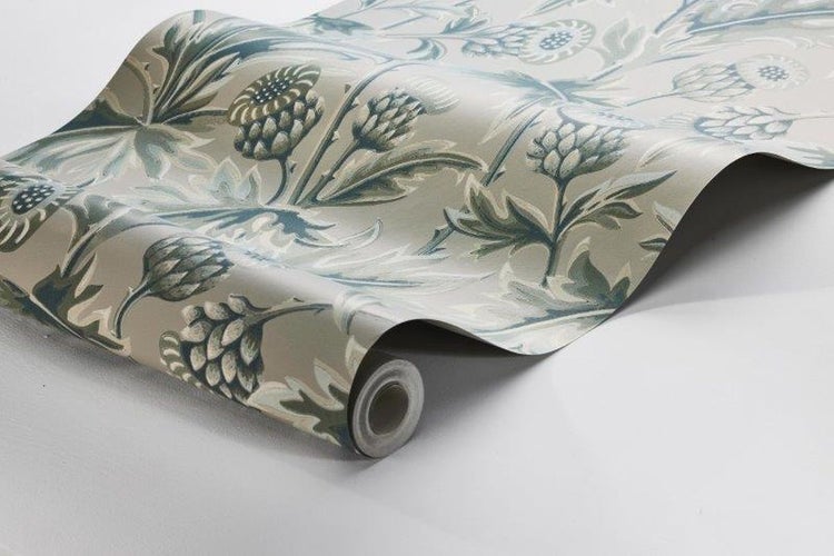 Frau saugt Kofferraum mit Staubsauger