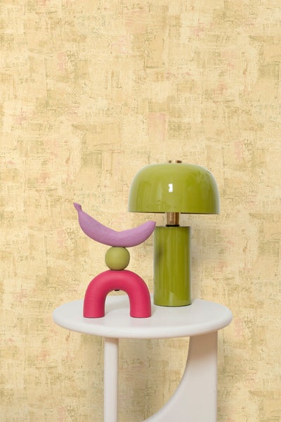 Dekorative Szene mit Tischleuchte und Kunstobjekt auf einem Beistelltisch.