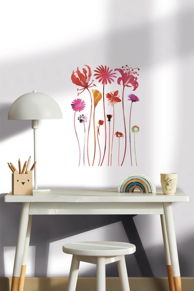 Dekoratives Kinderzimmer mit Wandtattoo mit Blumen, Tisch, Stuhl und Lampe