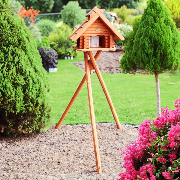 Insektenhotel aus Holz mit drei Beinen im Garten