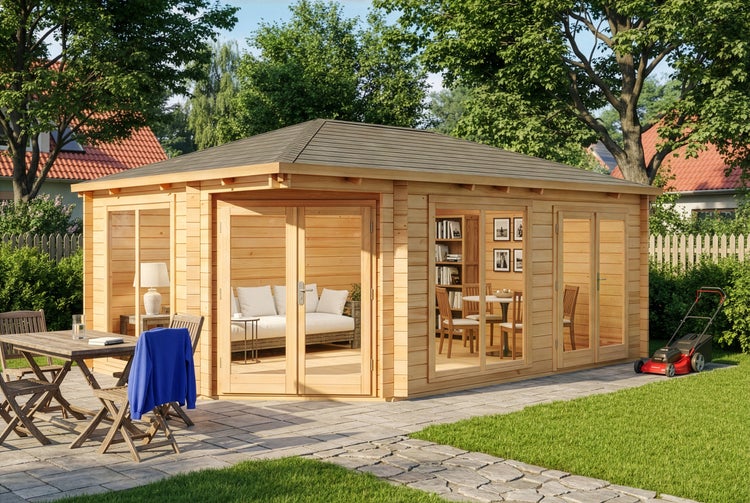 Modernes Gartenhaus aus hellem Holz mit Walmdach, großen Glasfronten und Terrasse im sonnigen Garten.