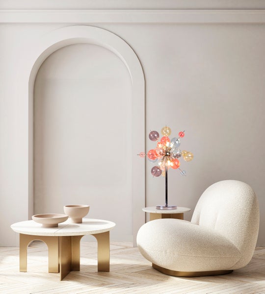 Modernes Wohnzimmer mit Sessel, Tischlampe und Beistelltisch