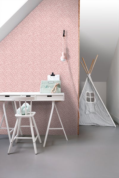 Kinderzimmer mit Schreibtisch, Stuhl, Spielzelt und floral gemusterter Tapete